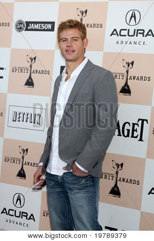 SANTA MONICA, CA - 26 FEB: Trevor Donovan aankomt op de 2011 Film Independent Spirit Awards op de