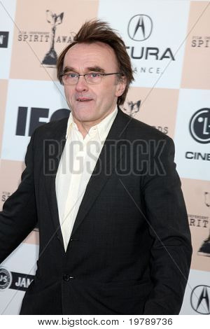 SANTA MONICA, CA - 26 de FEB: Danny Boyle llega en el 2011 Film Independent Spirit Awards en el ser