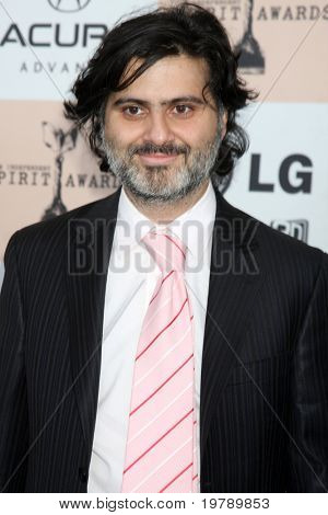 SANTA MONICA, CA - FEB 26: Hossein Keshavarz dorazí na 2011 Film Independent Spirit Awards na 