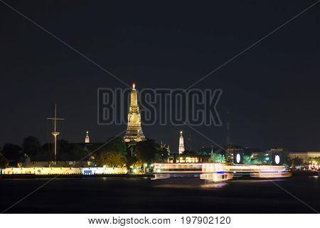 Wat Arun is the early Rattanakosin architecture. It is also one of the most popular landmark in Bangkok.