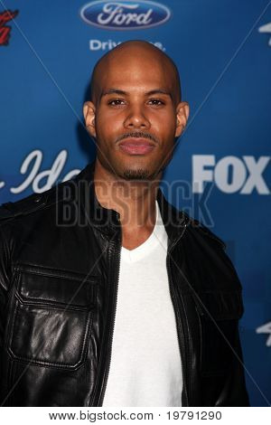 LOS ANGELES - 3: Todd Williams przybywa American Idol Season 10 finalistów imprezie w The Grove 