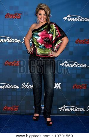 LOS ANGELES - 3. března: Lauren Alaina dorazí na American Idol Sezóna 10 finalistů Party v 