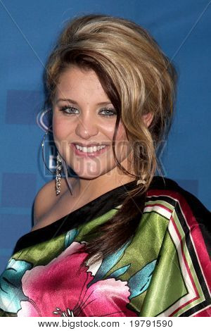 LOS ANGELES - 3. března: Lauren Alaina dorazí na American Idol Sezóna 10 finalistů Party v 