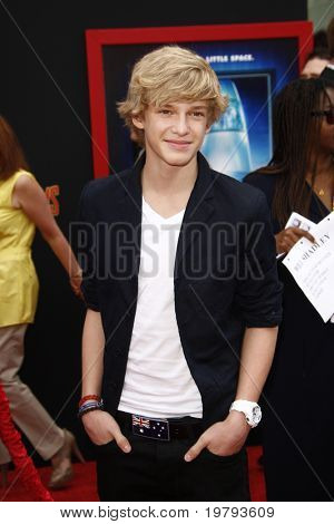 LOS ANGELES - 6 mars : Cody Simpson arrive à la première mondiale « Mars Needs Moms » El Capitan th