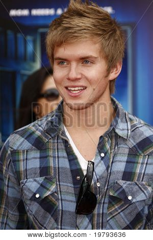 LOS ANGELES - 6 mars : Chris Brochu arrive à la première mondiale « Mars Needs Moms » El Capitan th