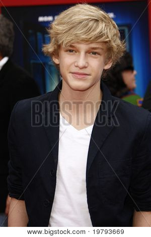 LOS ANGELES - 6 mars : Cody Simpson arrive à la première mondiale « Mars Needs Moms » à El Capitan T