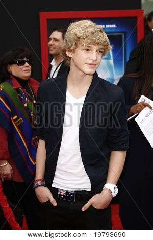 LOS ANGELES - 6 mars : Cody Simpson arrive à la première mondiale « Mars Needs Moms » à El Capitan T