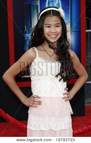 LOS ANGELES - 6 mars : Tiffany Espensen arrive à la première mondiale « Mars Needs Moms » à El habitant