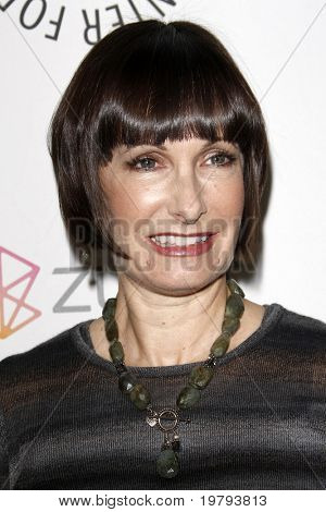 LOS ANGELES - 4 marca: Gale Anne Hurd przybywa turnieju The Walking Dead PaleyFest2011 w Saban T