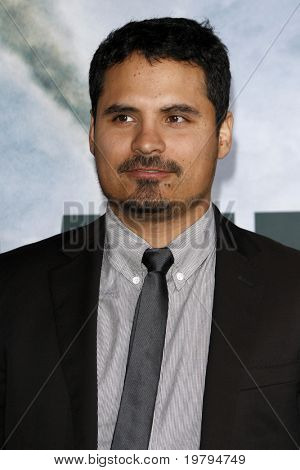 LOS ANGELES - MAR 8: Michael Pena ankommer til den 