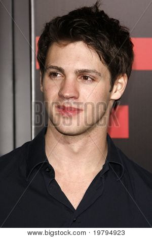 LOS ANGELES - MAR 8: Steven R. McQueen dotarł 