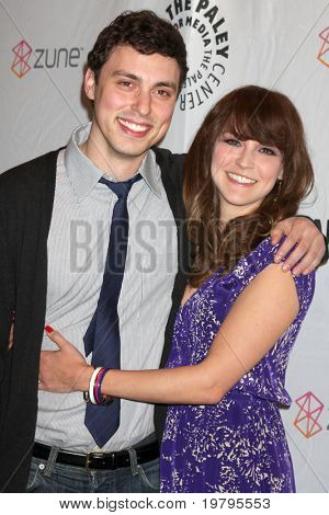 LOS ANGELES - MAR 12: John Francis Daley a Carla Gallo dosáhnou 