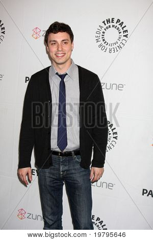 LOS ANGELES - MAR 12: John Francis Daley dorazí na 