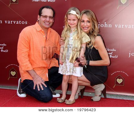 LOS ANGELES - MAR 13: Russell, Kennedy och Taylor Armstrong anländer till den John Varvatos 8 en