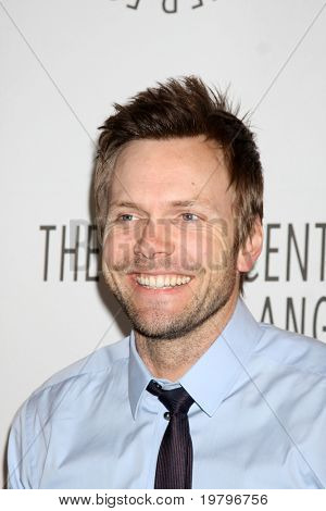 LOS ANGELES - MAR 15: Joel McHale Ma che arrivano presso la 