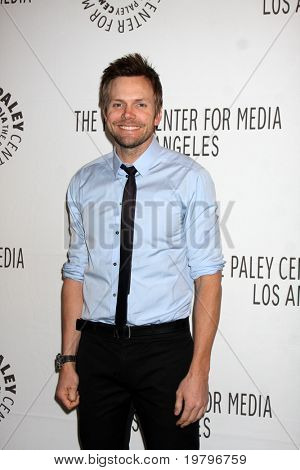 LOS ANGELES - MAR 15: Joel McHale Ma che arrivano presso la 