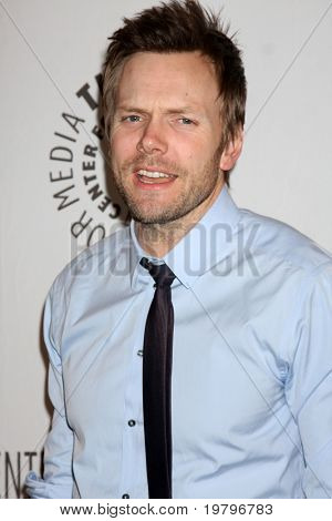 LOS ANGELES - MAR 15: Joel McHale Ma che arrivano presso la 