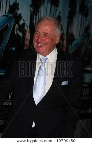 LOS ANGELES - MAR 22: Jerry Weintraub dorazí na HBO na 
