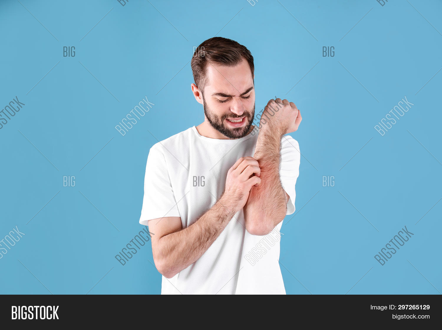 Мужчина грустный голубой фон. Scratch man. Scratch задумчивый. Scratch head. Scratch man.