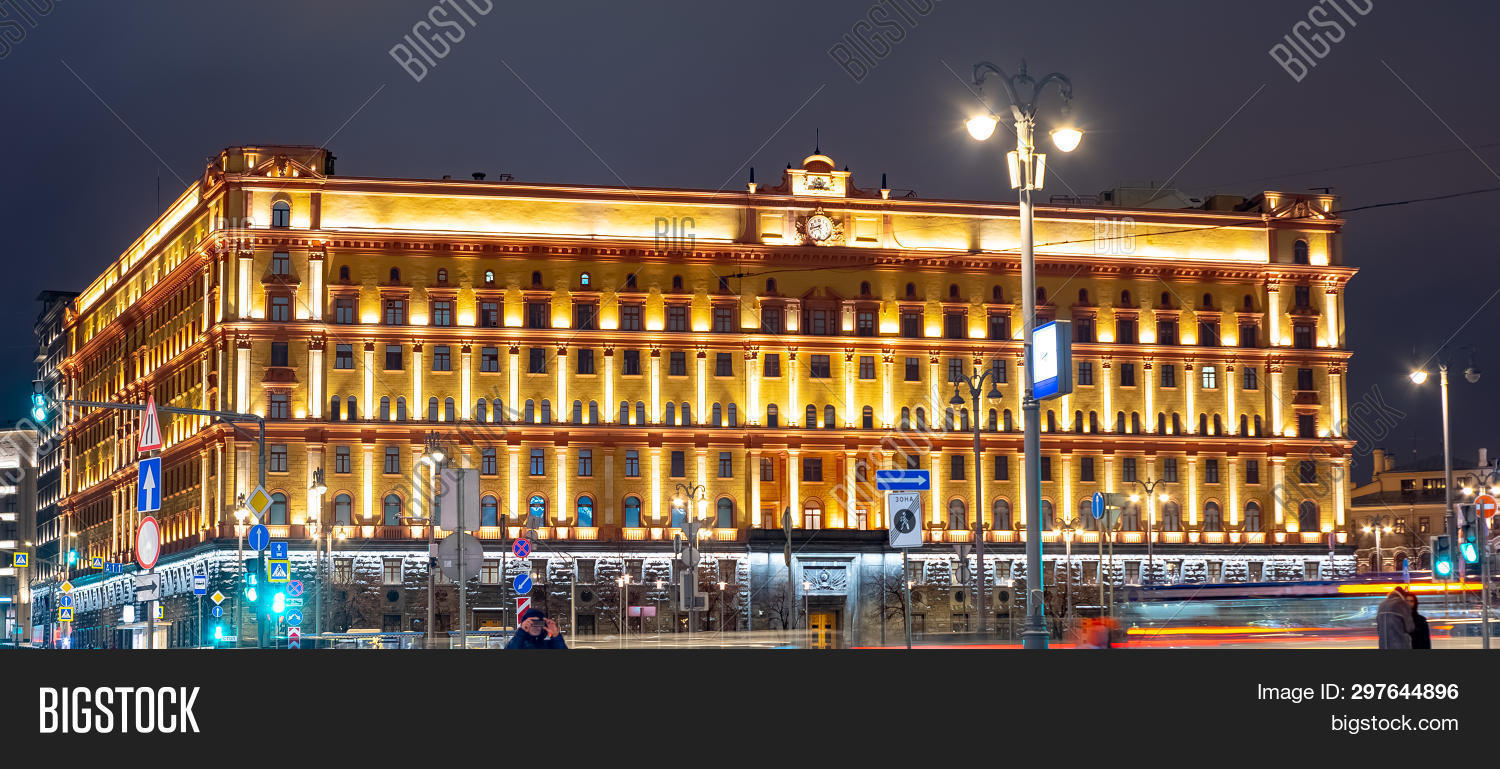 метро лубянка ночью. ночная лубянка. 2. ночная лубянка. здание фсб на лубянке ночью.