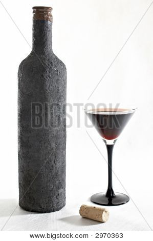 alte Flasche Rebsorte mit einer vollständigen Becher Wein und Kork