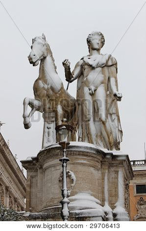Castor Statue under sneen
