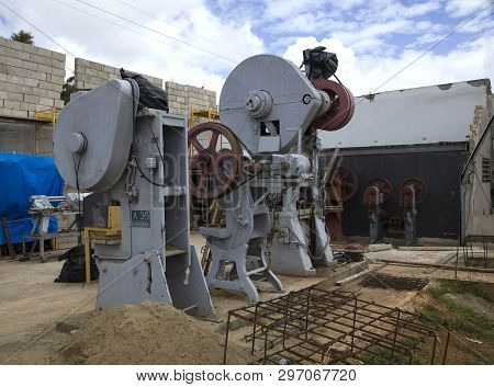Cerro Gordo, Bayamon/puerto Rico - February 26, 2019: Old And No Longer Used Metal Work Machines Onc