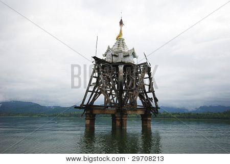 oben auf dem Dach des alten Tempel Flut