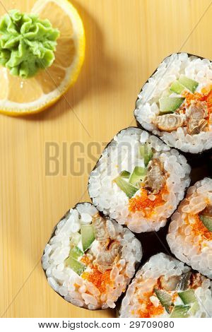 Dania kuchni japońskiej - Sushi Roll z węgorza, ogórek i Masago (Rybia ikra) wewnątrz. Nori poza