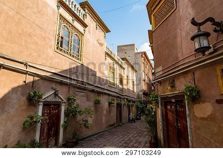 Kashgar, Xinjinag, China: One Of The Streets Of Kashgar Ancient Town. Kashgar Is A Popular Tourist P