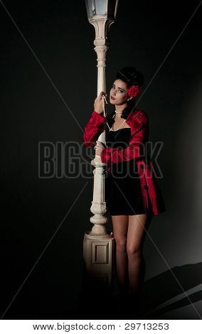 schöne junge glamourösen Frau mit lightpole