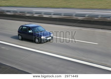 Auto v pohybu na německé dálnici