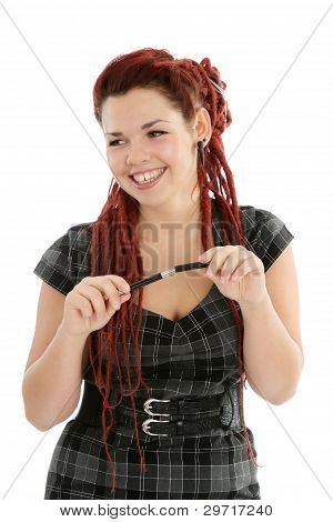Belle femme souriante avec stylo