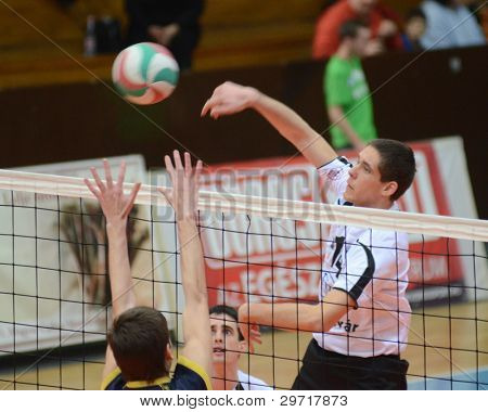 KAPOSVAR, Ungheria - 28 gennaio: Roland Vajda (R) in azione a un ungherese pallavolo nazionale Champi