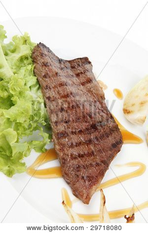 肉料理： 焼きステーキ緑レタスのサラダ ロースト玉ねぎ、白の bac に分離された皿の上に