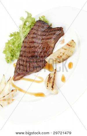 肉料理: ステーキ骨なし分離料理 ov にグリーン レタス サラダ ロースト オニオンと