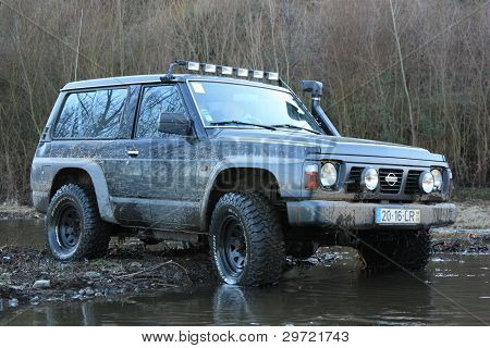 Bir Portekizce 4 X 4 macera yarış katılan Jeep