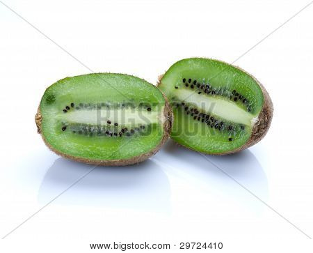 Kiwis isolado no fundo branco