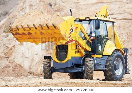 Radlader Mobilbagger mit Tieflöffel entladen Sand am Eathmoving arbeitet in Baustelle