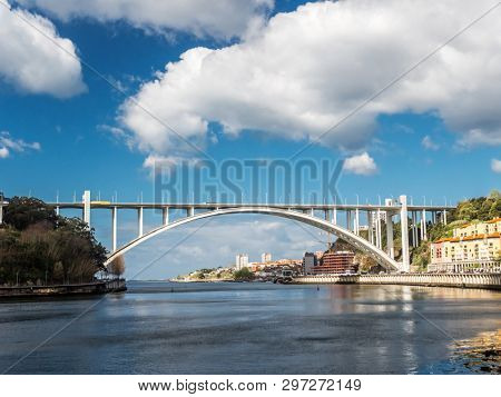 Concrete ArrÃ¡bida Bridge over the Duoro river, Porto, Portugal