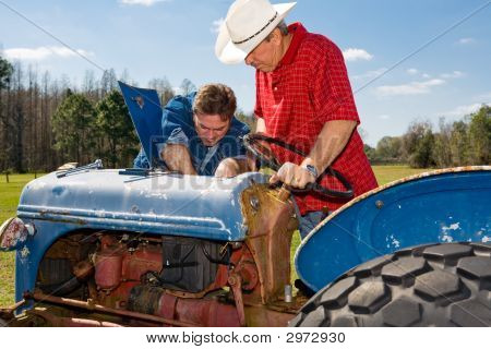 Reparando o velho trator
