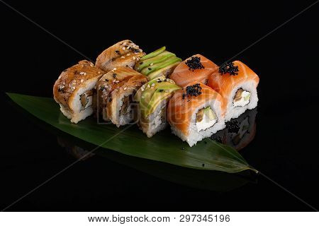 Assorti Set Sushi Roll On Banana Leaf