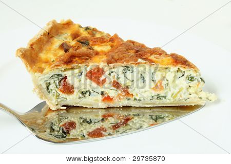 horizontale Ansicht der ein Stück leckere Quiche Lorraine gemacht aus Spinat Zuckerrüben (aka Mangold oder Meerkohl b