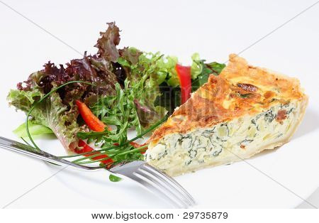 Eine leckere Quiche gemacht aus Spinat Zuckerrüben (aka Mangold oder Meerkohl Zuckerrüben), Lauch und Tomaten, gebacken