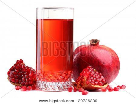 rijpe pomergranate en glas sap geïsoleerd op wit