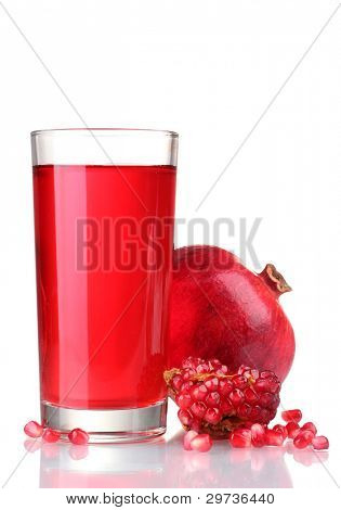rijpe pomergranate en glas sap geïsoleerd op wit