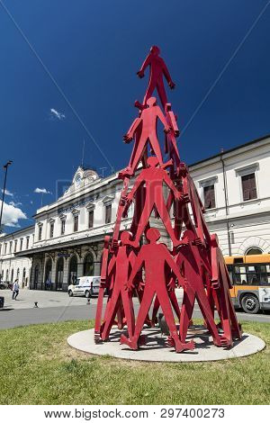 Sculpture Outside La Spezia Railway Station, Le Spezia, Italy, 20th May 2016