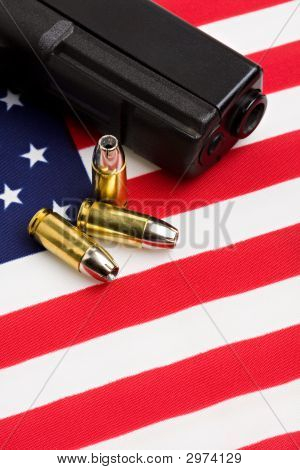 Pistola e proiettili sulla bandiera