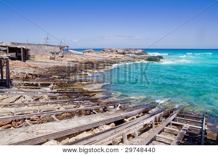 Es calo escalo bacino Nord Formentera con rotaie di legno per barche arenate