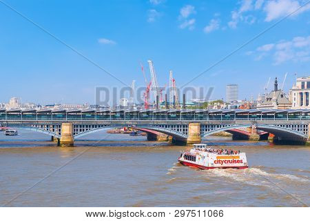 London, Uk - May 23 2018: View Of River Tahmes From Millenium Bridge (london Millennium Footbridge)